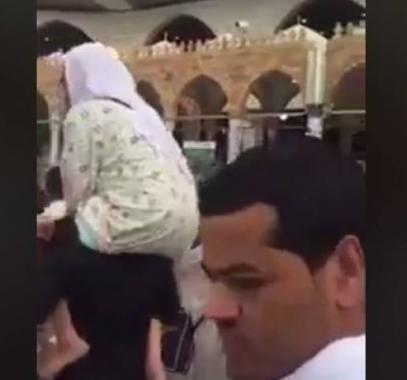 بالفيديو : شاب صائم يطوف حول الكعبة حاملاً والدته على كتفيه