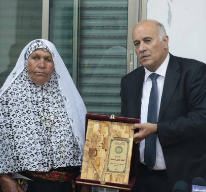 الرجوب يُكرم المناضلتين فاطمة الهدار وفهمية عوض.jpg