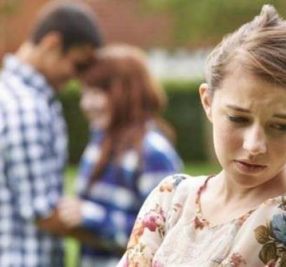صديقتك المقرَّبة تزوجت.. هكذا تتغلبين على غيرتك وغضبك!
