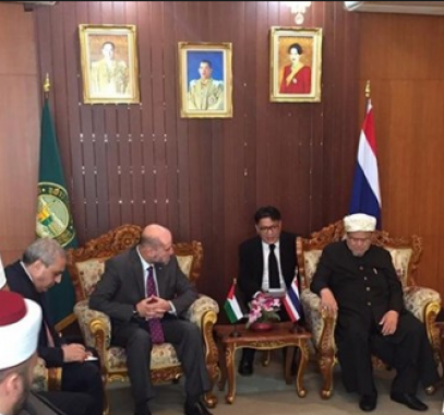 الهباش يدعو رئيس الوزراء التايلاندي إلى زيارة فلسطين خلال لقاءهما في بانكوك.PNG