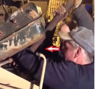 بالفيديو : تاجر خردة فتح دبابة عراقية ووجد فيها شيئا صدمه!