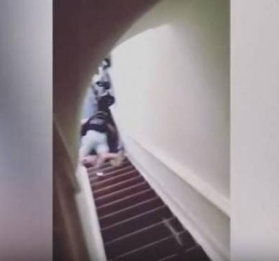 بالفيديو : مضيف يدفع بزائرة الفندق إلى أسفل الدرج والسبب صادم!