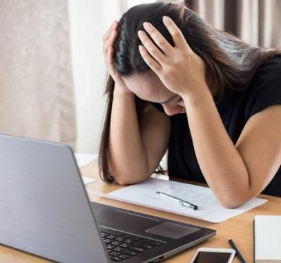 اكتشاف علاقة وثيقة بين الضائقة المالية والصداع النصفي