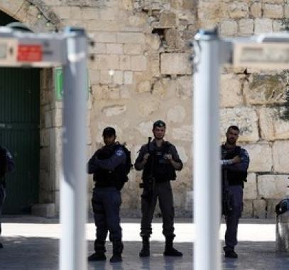 البوابات الالكترونية في الاقصى.jpg