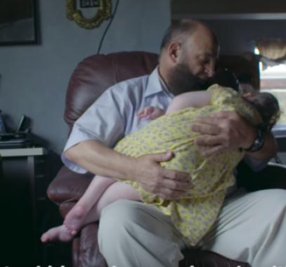 كل من يذهب إلى هذا الرجل يموت في منزله!!