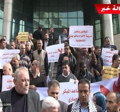 بالفيديو: موجة غضب تُثيرها قرارات إحالة موظفي السلطة بغزة للتقاعد المبكر 