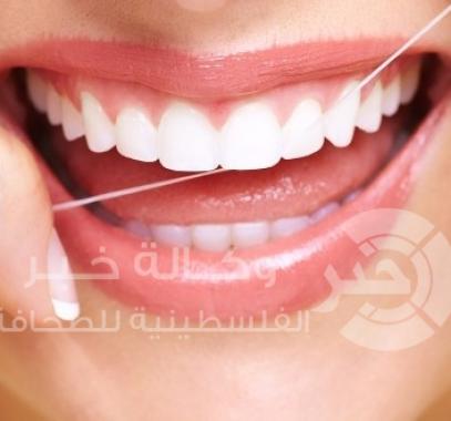 استخدام الخيط لتنظيف الاسنان
