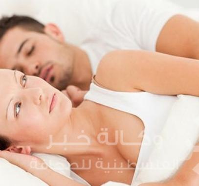 دراسة تؤكد أن النوم بجوار زوجتك يصيبك بالغباء
