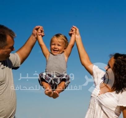 يبدأ الطفل منذ الشهر الخامس من عمره بإصدار أصوات للاتصال مع الآخرين