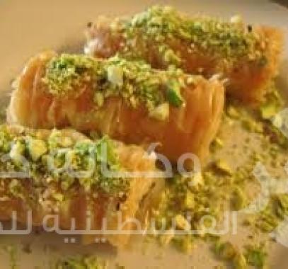 رول البقلاوة بالفستق الحلبي مع العسل