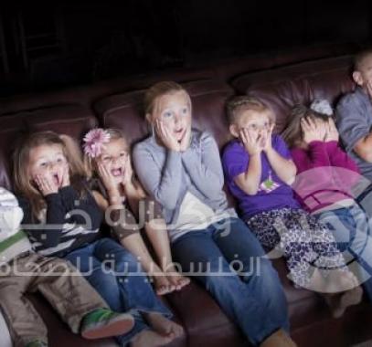 أطفال يشاهدون التلفاز .