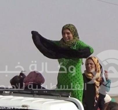 نساء سوريات يخلعن العباءات 