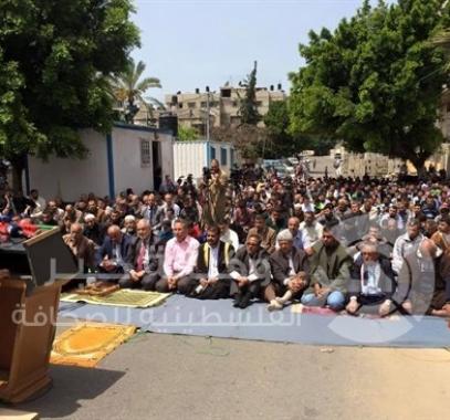 مئات الفلسطينيين يصلون بيوم الاسير
