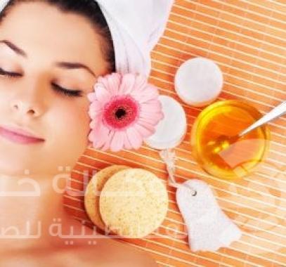 Pat-Down-Face-with-Honey