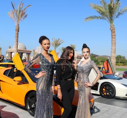 بالصور: المصممة منال عجاج تعرض تصاميمها إلى جانب أغلى 100 سيارة في العالم 