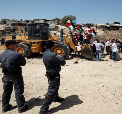 الخان الاحمر