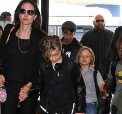 FAMEFLYNET-STOCK-Brad-Pitt-And-Angelina-Jolie-Departing-Los-Angeles-With-Their-Kids_163407_large.jpg