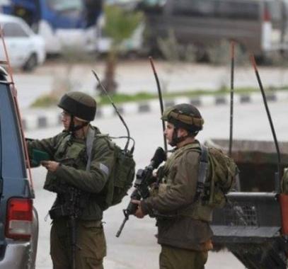 الاحتلال يعتقل فلسطينياً بحوزته 