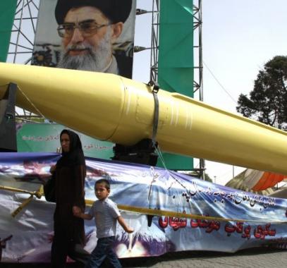 إيران تعرض صاروخاً باليستياً في اليوم الوطني لمقارعة الاستكبار العالمي.jpg