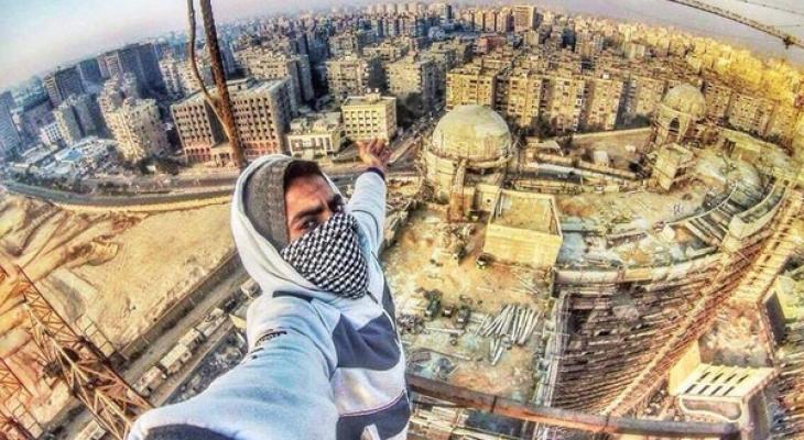 بالصور.. مصري يهوى السيلفي من أعلى القمم الخطرة