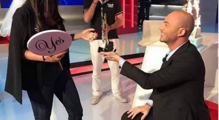 بالفيديو: رودولف هلال يفاجئ حبيبته ويطلب يدها مباشرة على الهواء