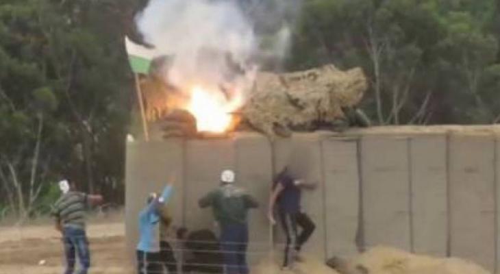 شبان يحرقون منصة لقناصة الاحتلال خلف السلك الزائل