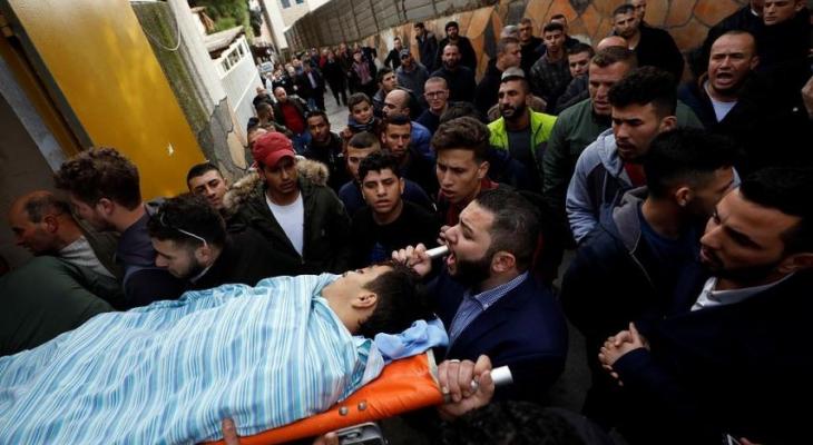 قوات الاحتلال تعترض جنازة الفتى مصعب التميمي برام الله.jpg