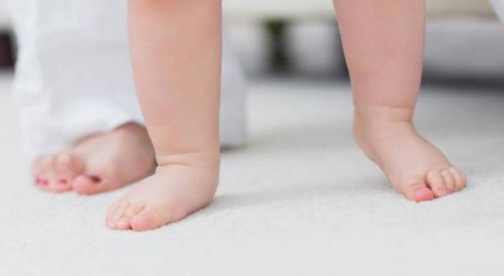 close-up-of-the-baby-feet_592410_large