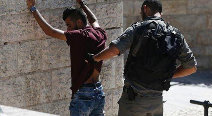 الاحتلال يفتش شبان بطريقة مذلة في القدس