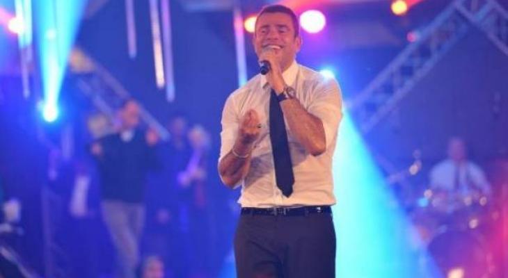 بالصور :اشتباكات بالأيدي في حفل عمرو دياب.. إليكم ما حدث
