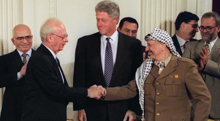 Bill-Clinton-observes-as-Yitzhak-Rabin-and-Yasser-Arafat-shake-hands