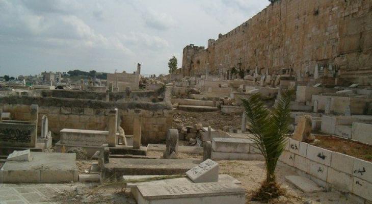 الاحتلال يقتحم مقبرة باب الرحمة ويهدم قبوراً تاريخية داخلها