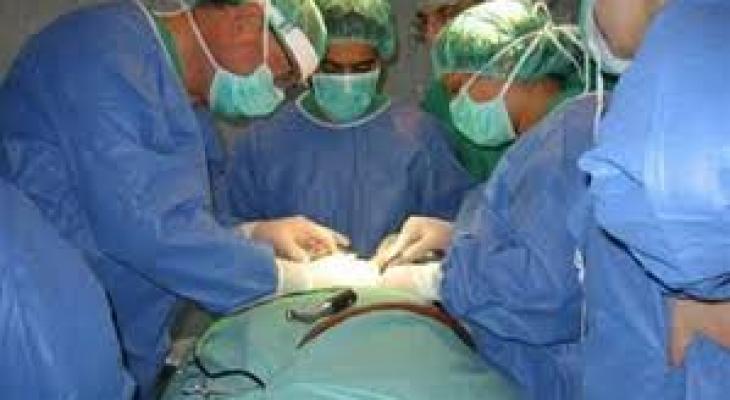 فريق طبي فلسطيني ينجح باستئصال ورم سرطاني من بطن مريضة 