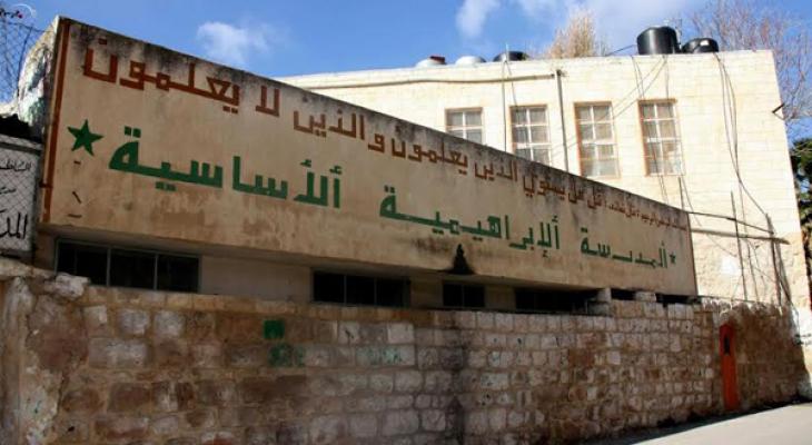 قوات الاحتلال تشرع بتهويد ساحة المدرسة الإبراهيمية في الخليل