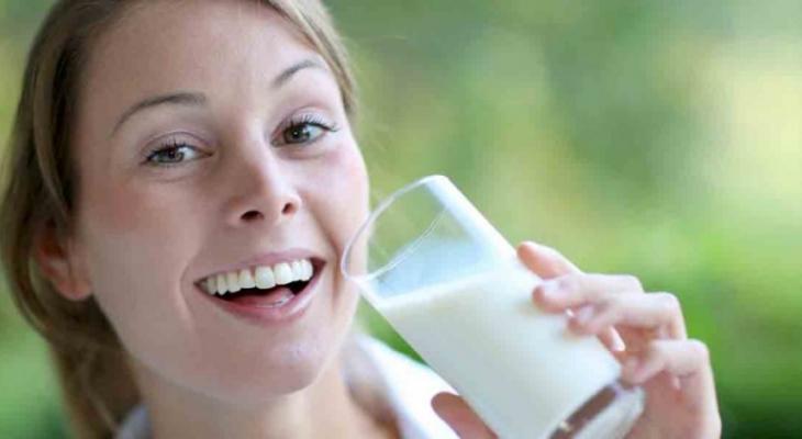 woman-drinking-milk-980x490