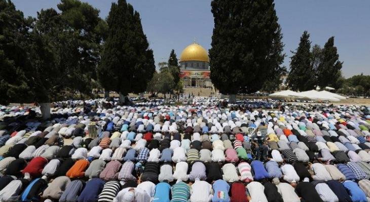 آلاف المصلين يؤدون الجمعة في رحاب الأقصى.jpg