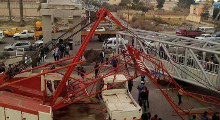 بالصور.. انهيار جسر مشاة على المارة في مصر