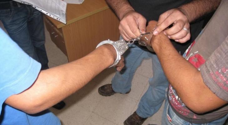 والدة متعاطي للمخدرات تُبلغ الشرطة عن ابنها في الخليل