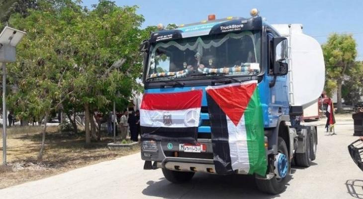 السلطات المصرية تدخل "23" شاحنة وقود الى القطاع عبر معبر رف