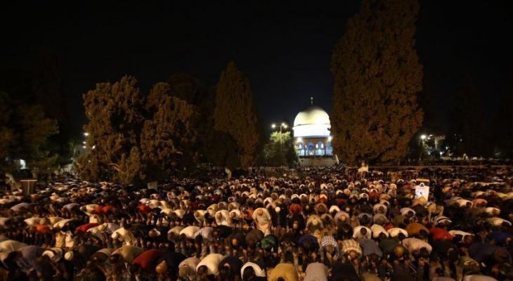 مئات المواطنين يؤدون صلاة الجمعة في رحاب المسجد الأقصى 1i0gL
