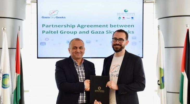 مجموعة الاتصالات ومؤسسة غزة سكاي جيكس توقعان اتفاقية شراكة