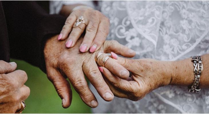 شاهدوا: عروس في سنّ الـ 72 توافق أخيرًا على طلب حبيبها بالزواج بعد إلحاح استمرّ 42 عامًا!