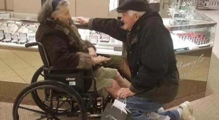 يطلب يدها مجددا بعد 63 عاما على زواجهما