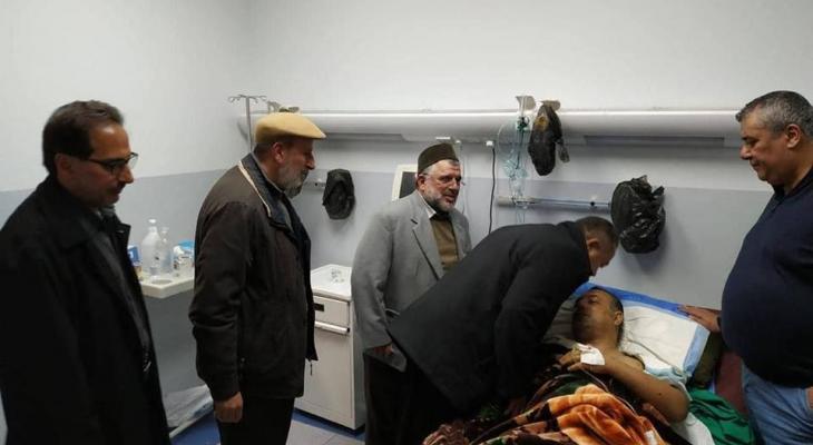 وفد من "حماس" يزور أبو سيف في مستشفى رام الله