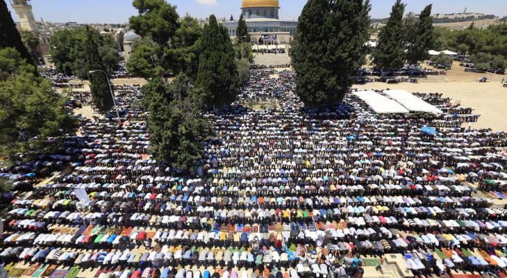 20 ألف مصل يؤدون الجمعة في رحاب المسجد الأقصى FUyNR