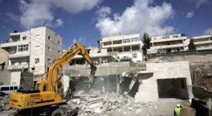 الخليل: قوات الاحتلال تهدم منزلاً في بيت عينون