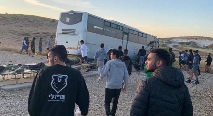 قتيل وإصابات إثر انقلاب حافلة إسرائيلية في النقب المحتل