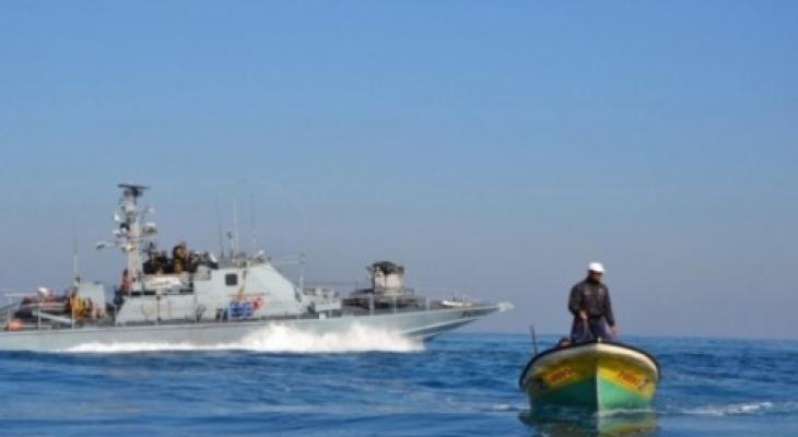 الاحتلال يستهدف مراكب الصيادين في بحر رفح