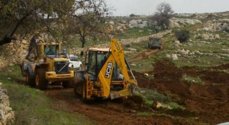 قلقيلية: قوات الاحتلال تواصل تجريف أراضٍ شرق قرية سنيريا 