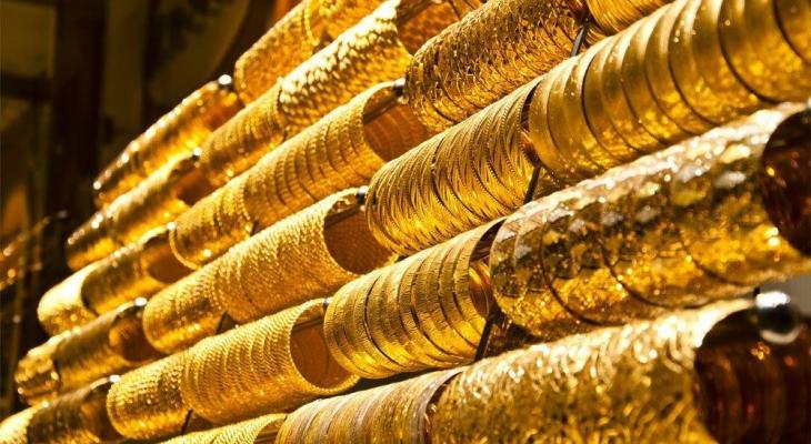 "الذهب" يتراجع مع انحسار تأثير هبوط "الدولار"